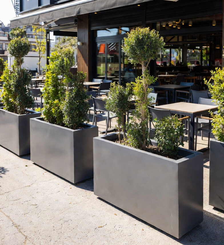 Kafe Ve Restoran Dış Mekanlarında Büyük Fiber Saksı Kullanımı Hafiflik Modern Görünüm Ve Profesyonel Dekorasyon