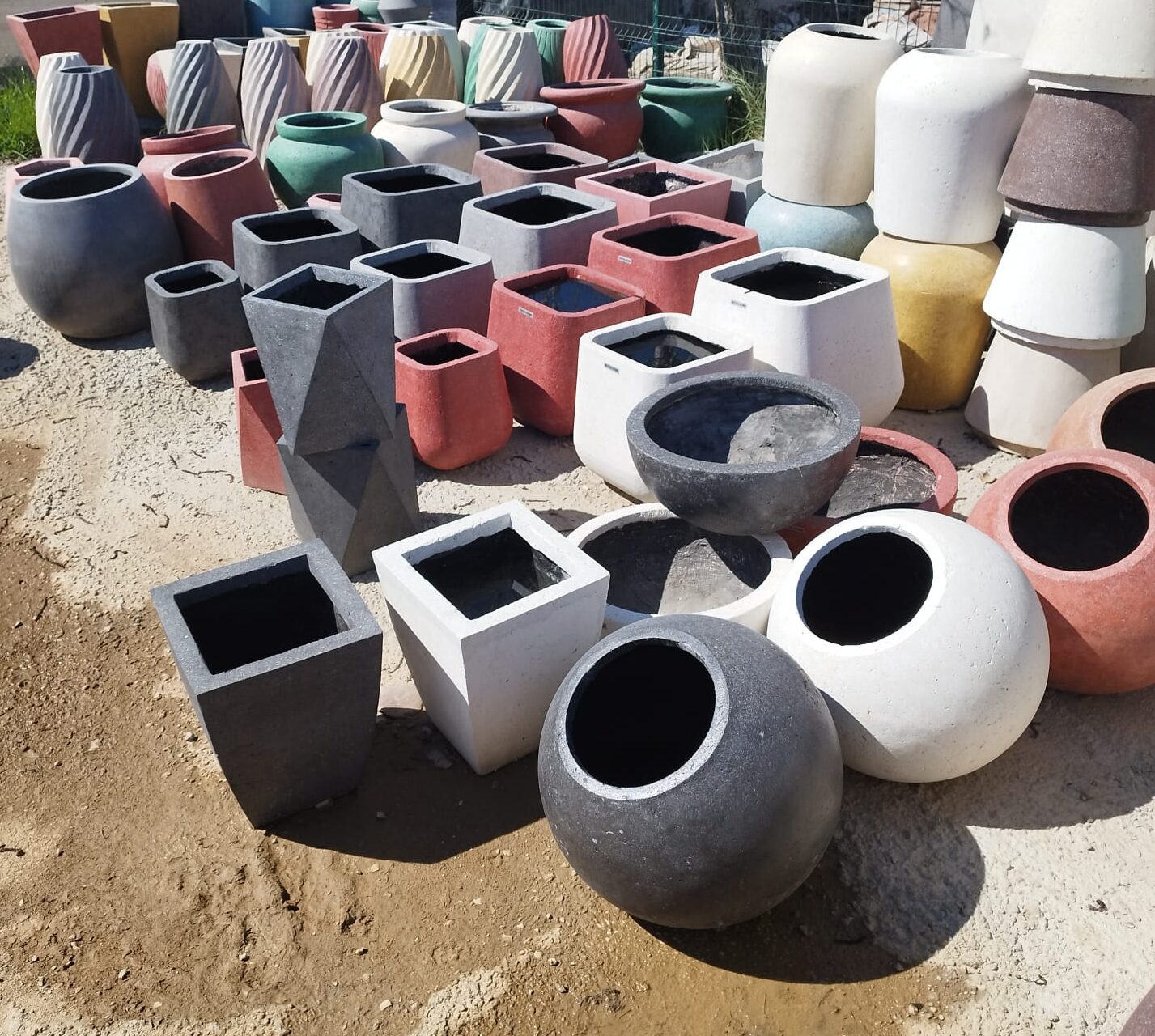Dış Mekanda Uzun Ömürlü Beton Saksı Kullanımı Dayanıklılık Bakım Ve Profesyonel Peyzaj Rehberi