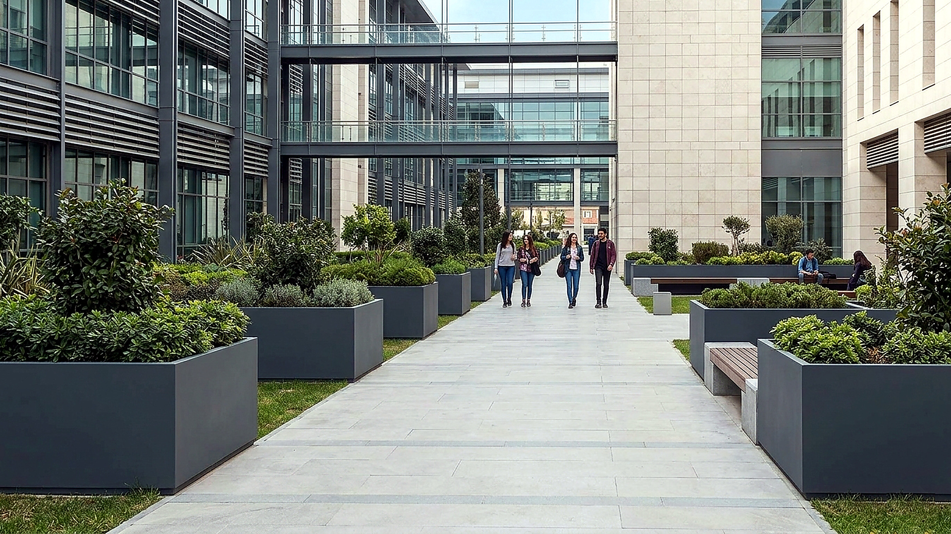 Modern ofis ve plaza alanlarında kullanılan büyük dış mekan saksıları ile şehir peyzaj uygulaması