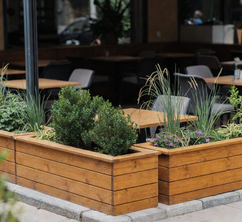Kafe Ve Restoran Dış Mekanlarında Büyük Ahşap Saksı Kullanımı Doğal Atmosfer Sıcak Doku Ve Profesyonel Dekorasyon Rehberi